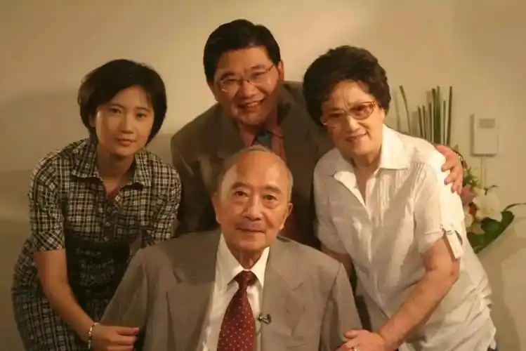 晚年孙道临与妻女及主持人曹可凡盛夏,王文娟连日在家与医院之间来回