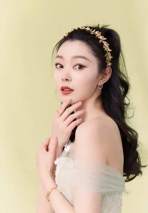 宋轶的"蚂蚁腰"太吸睛,可爱又性感,造型又美又顶级_粉红色_气质