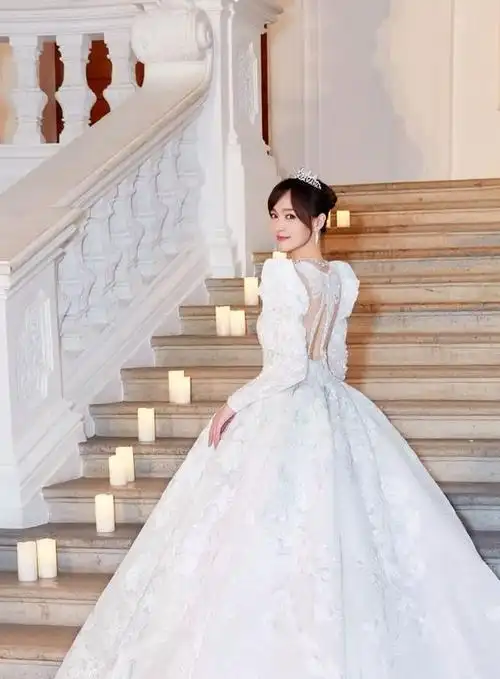 唐嫣婚纱照曝光,采用1206朵玫瑰花枝叶相连,耗时近5千小时