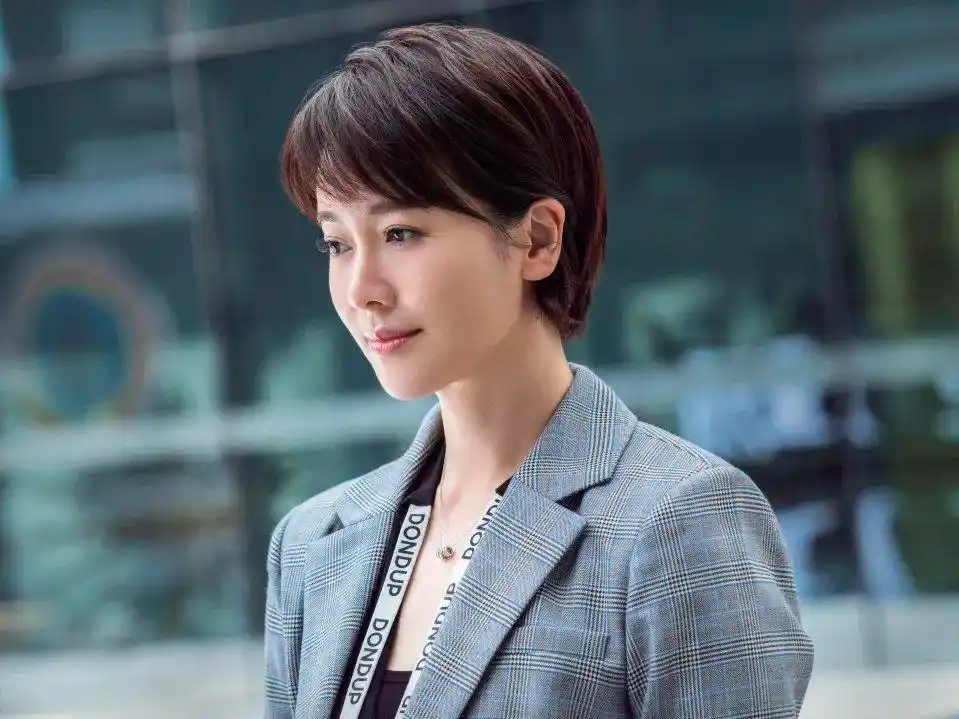 四十岁以上的女人,建议你放弃卷发,直发更显年轻