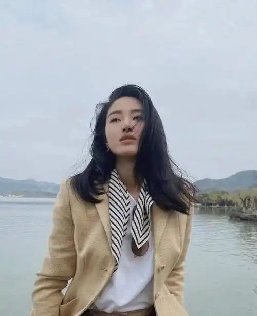 杨采钰嫁富商后真高调,一身名牌凹造型,看到34000西装服了