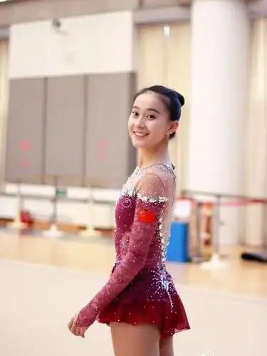 体操女神张豆豆比赛照,身材苗条,皮肤白嫩,空中一字马太惊艳!