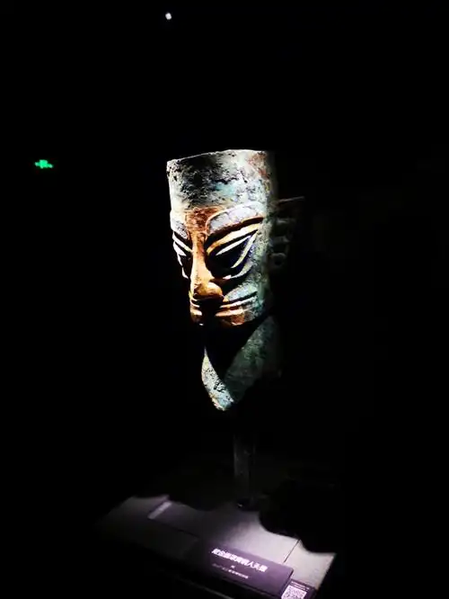 和各位老师一起去过广汉的三星堆博物馆,那时候对图4的太阳鸟印象特