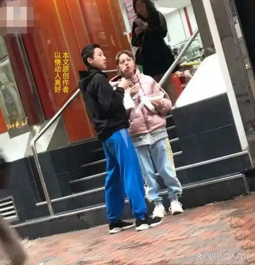 多赵本山2架飞机,成龙拒认的亲女娶大12岁外国女友,过得还惨吗