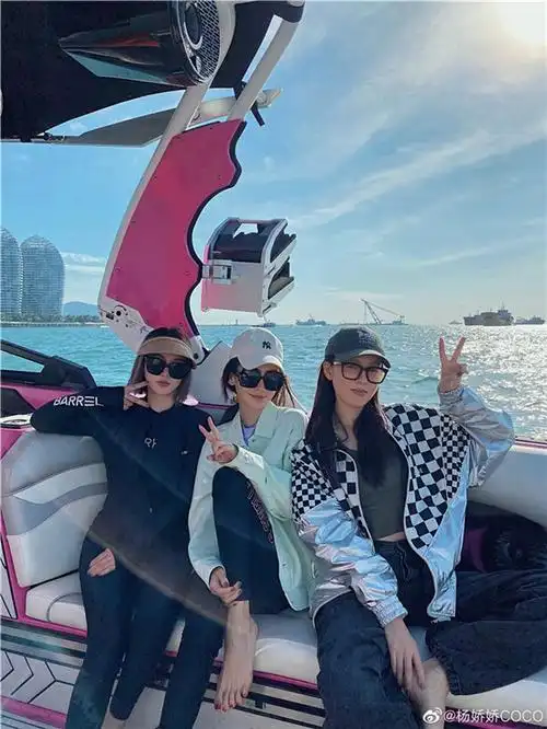 angelababy与闺蜜三亚出海大秀美腿马甲线瞩目