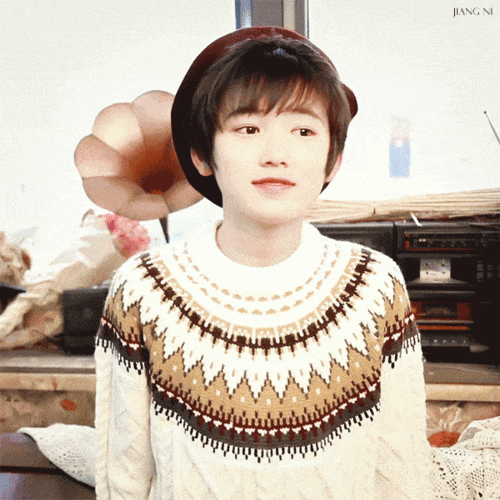 上当眼神偏向你时所表现出的「被发现后的惊喜感」,本老母亲在线比心