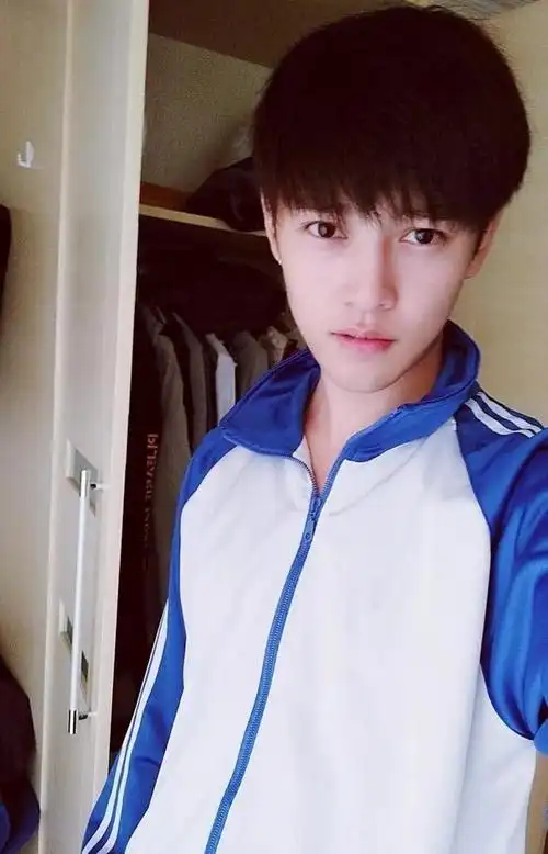 校草的颜值体育生的腹肌魅力值超的小哥哥要不要了解一下