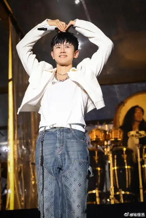 张杰链条背带##张杰胸肌隔着衣服也能看清