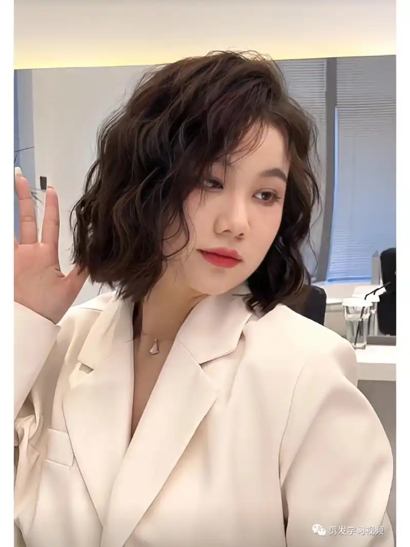2023新年发型"短发烫个卷"显脸小巨减龄        2023超火短发烫发,烫