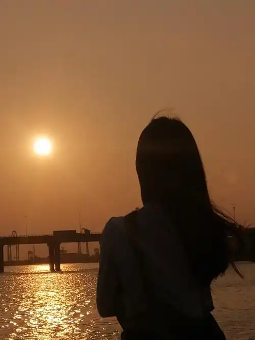 夕阳西下的美女背影