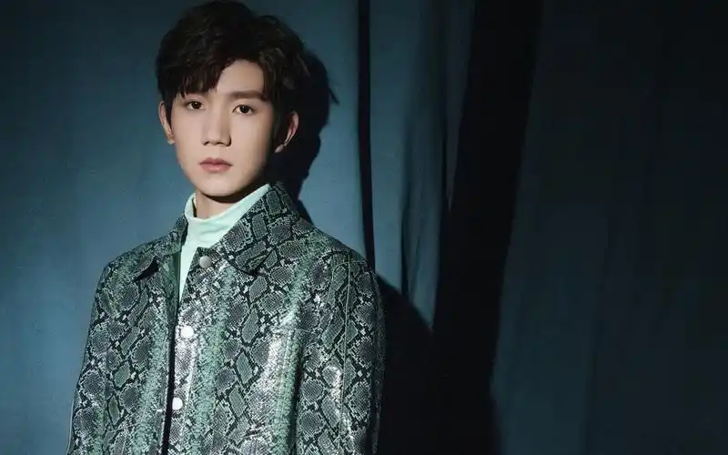 王源巴黎时装周帅气图片桌面壁纸高清大图预览1920x1200_大陆明星下载