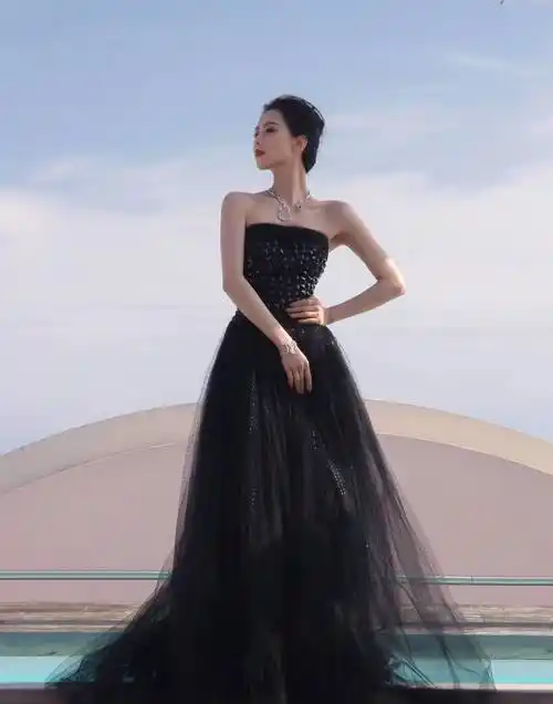 刘诗诗轩沉迷于美色?