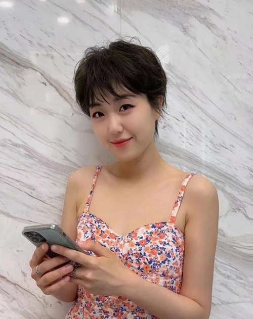 两侧头发剪短露会耳朵,很是利落干练,短发剪久了,我们更懂得在那方面