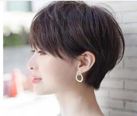 女士烫发露耳短发发型图片