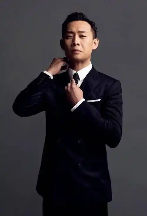 张译隐瞒14年的老婆,是熟悉的央视主持,年轻貌美让人羡慕!