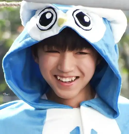 tfboys王俊凯 14.12.29 蒙牛广告拍摄日 cr logo