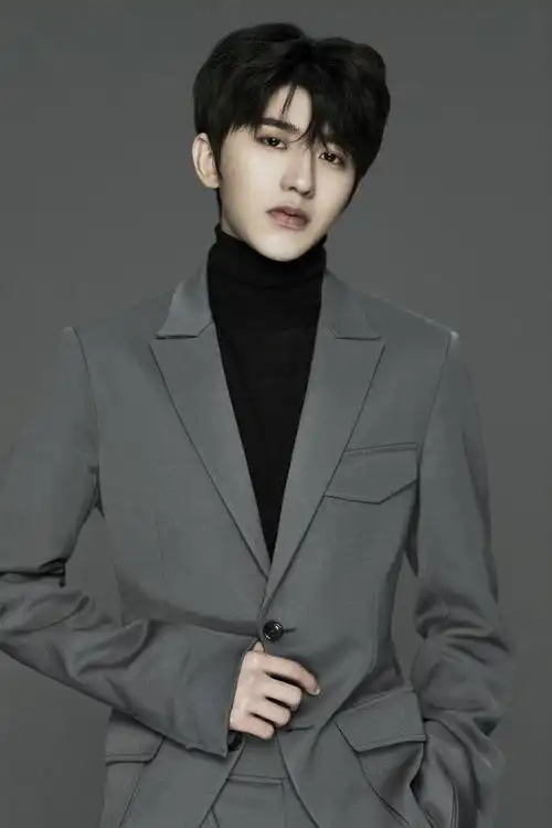 蔡徐坤畅谈音乐梦想坦言出道时刻是人生最感动