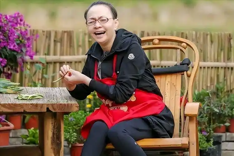 62岁宋丹丹近照大变样,头发稀疏唇色苍白,与当初的白云大相径庭_生活