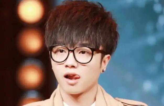 华晨宇一直拥有着"单纯少男"的人设,自称为人保守,总是拒绝谈比较害羞