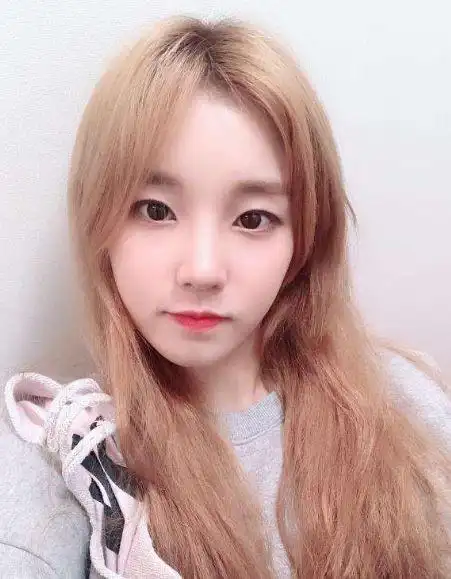 宋雨琦起床素颜照曝光,被放在角落的物件抢镜,网友:心真大!_网易订阅