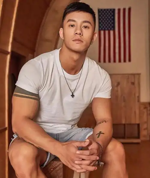 组图:超有男人味的小哥哥,健壮的身材和长相,留的寸发更是酷!