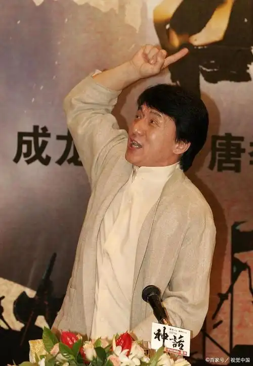 成龙影史上的第一次:6岁拍第一部电影,第一次执导就获票房冠军