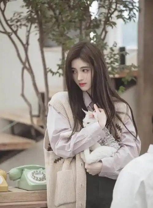 易烊千玺为避嫌缩在角落,鞠婧祎却一脸束手无措,两人真的不认识吗?