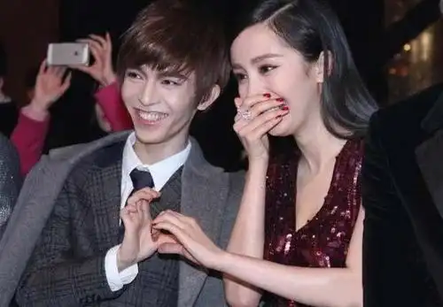 郭敬明和杨幂纯友谊举止亲昵最后一张郭敬明这个动作过分了