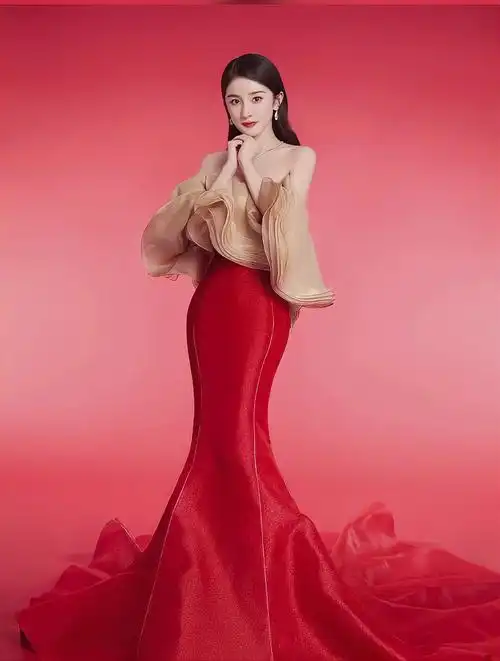 杨幂的新春新形象出炉,患换上了经典鱼尾裙,身材曲线曼妙无比-度小视