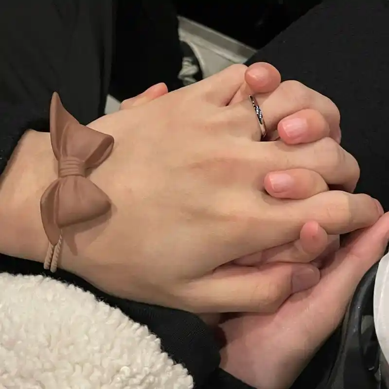 男朋友的手好好看! 电影院拍牵手照真的很出片