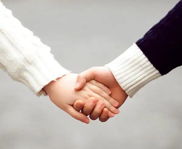 手牵手一起走图片