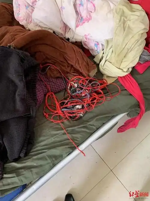 但就在更换衣物期间,赵女士发现,赵某华的裤子被一根很长的红,黑,灰