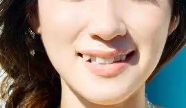 虎牙是口腔中留存时间最长的牙齿,它的牙根深长,而且尖锐有力,对于