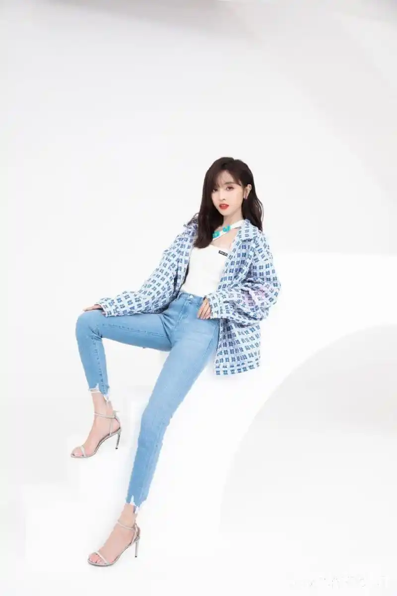 吴宣仪的一字带凉鞋与牛仔裤,如春日的柳条,轻柔飘逸.