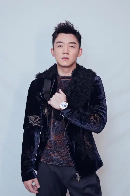 郑恺亮相周年派对 丝绒西装优雅帅气