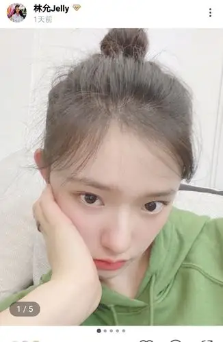 林允分享自拍美照,一身牛油果卫衣超显嫩,素颜皮肤太真实