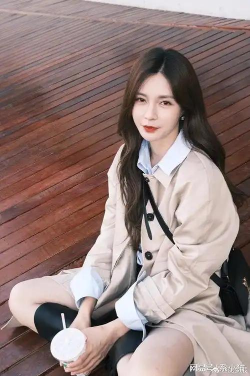 沈梦辰风衣穿搭曝光美腿惊艳笑容治愈心灵
