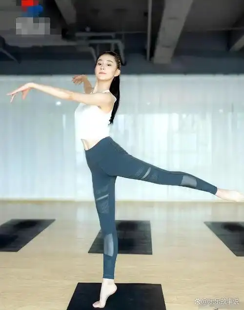 体操尤物张豆豆瑜伽照,肤白貌美身材高挑,看完感觉自己恋爱了