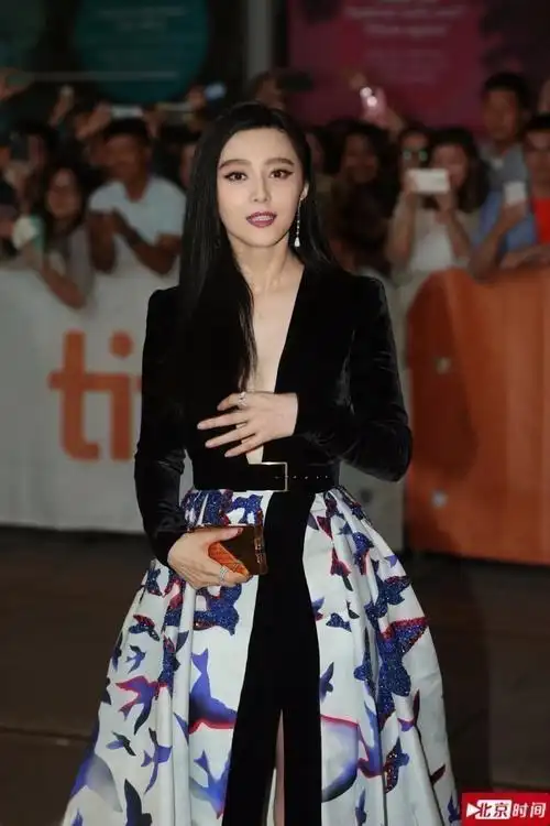 我不是潘金莲范冰冰深v礼服惊艳多伦多电影节