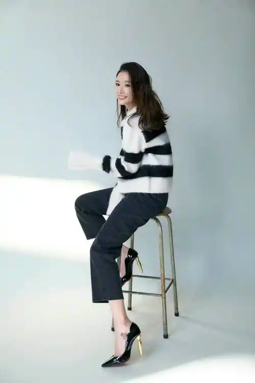 林心如这样穿太美了,条纹毛衣配黑裤高跟鞋简单高级,简单又漂亮_效果