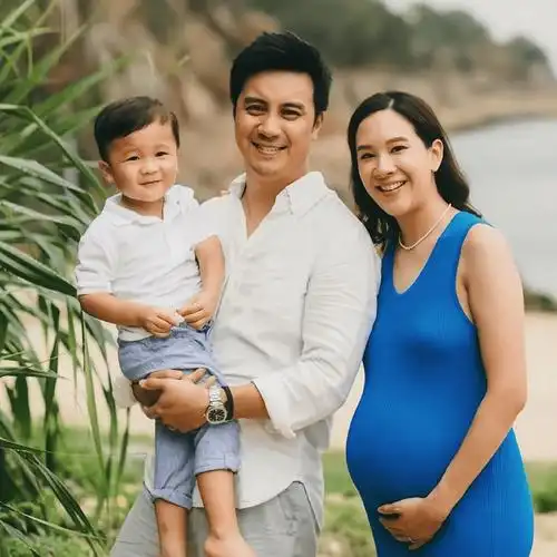 恭喜!周润发前妻余安安宣布再度当外婆,大女儿二胎平安生子