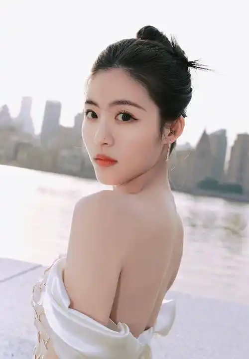 孙芮一脸心碎,一袭白裙,简直就是美丽的茜茜公主_气质_风格_容貌