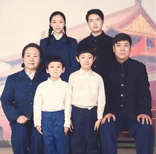 这个春节,和年轻的爸妈拍张年代感十足的全家福吧!