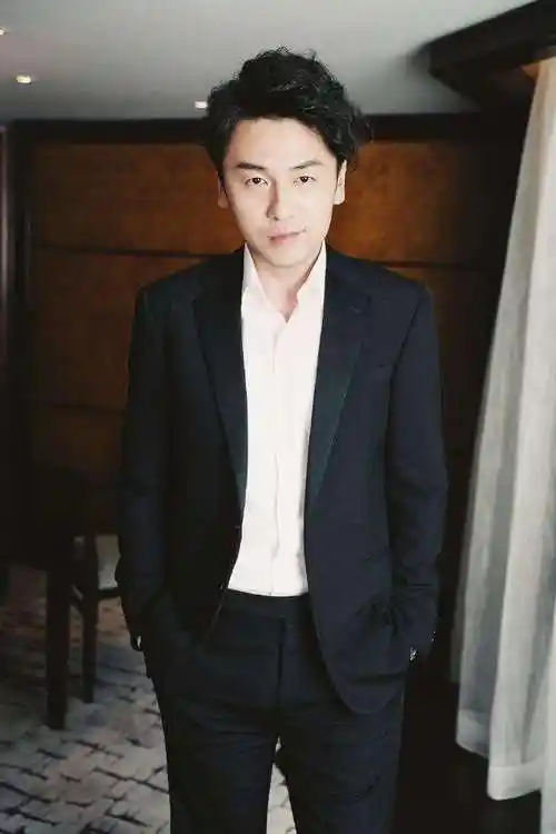 雷佳音泪奔:年少轻狂时,我曾让父母过早白头