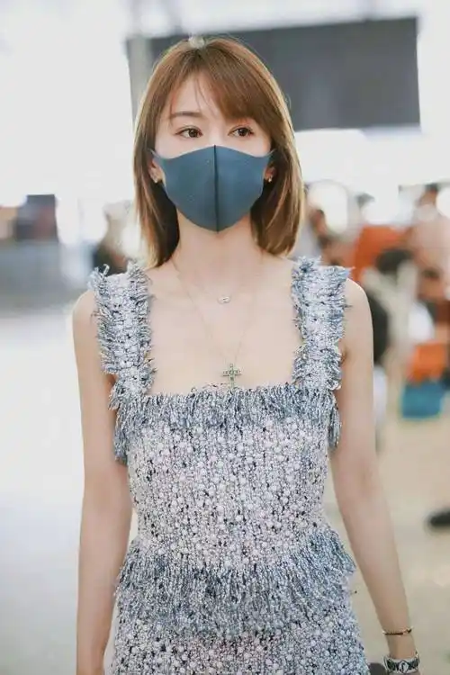 36岁王子文带火了一种新穿法:黑t恤 半身裙 帆布鞋,时髦又洋气