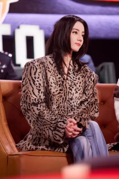 迪丽热巴超话今晚,迪宝@dear-迪丽热巴首次亮相#脱口秀跨年#,把欢乐带