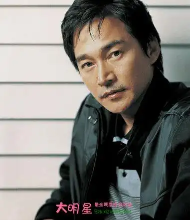 郑宝石是来自韩国的60后影视男演员兼大学教授,拥有180cm的身高,毕业