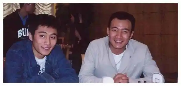 刘烨话剧首演成功,胡军送花让cp粉狂呼:发糖了,蓝绣花太过醒目_蓝宇