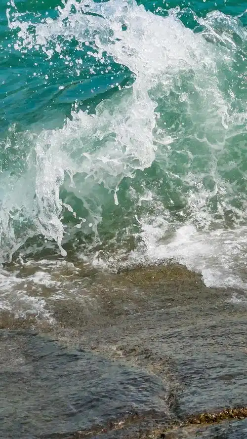 汹涌澎湃的海浪1080x1920分辨率查看