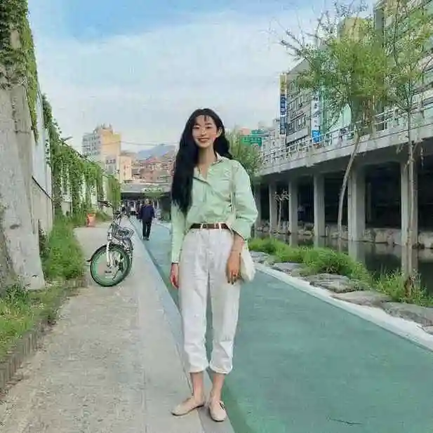 被韩国女生惊艳了!身高仅152,从不穿高跟鞋,依旧美成穿搭模版